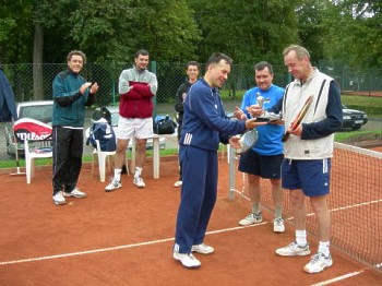 Zwycięzcy - od prawej: Mirek Podgórski (1), Krzysiek Tkaczyk (2), w tle (w środku) Jarek Dziekoński (3 miejsce); fot. W Amerski