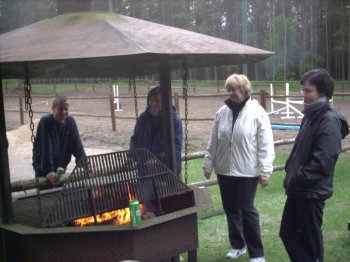 Panie wraz z Markiem doglądają ognia ...
