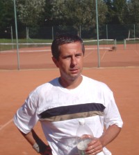 ... Marek zbierał siły na odkręcenie zakrętki w butelce